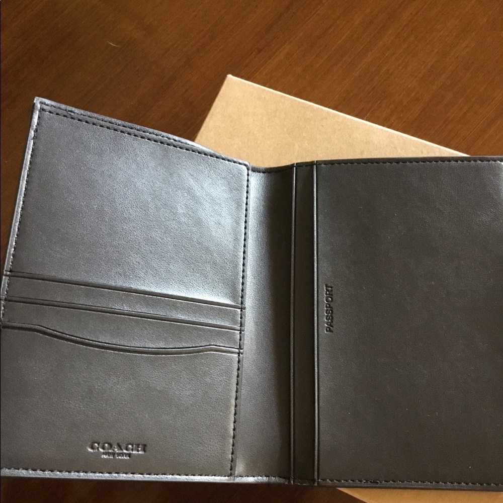 Coach passport case camo print 5🌟 - Picture 4 of 5